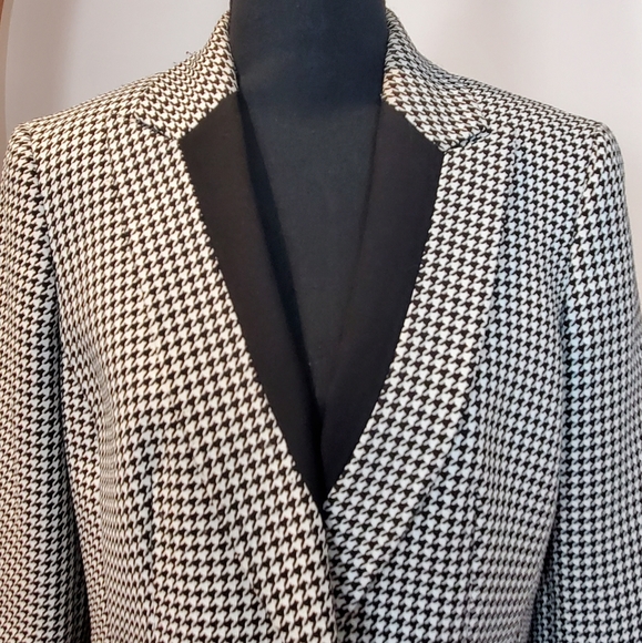 ONE BUTTON BLACK AND WHITE CHECKED PATTERN JACKET ( SIZE 8) - Picture 4 of 10